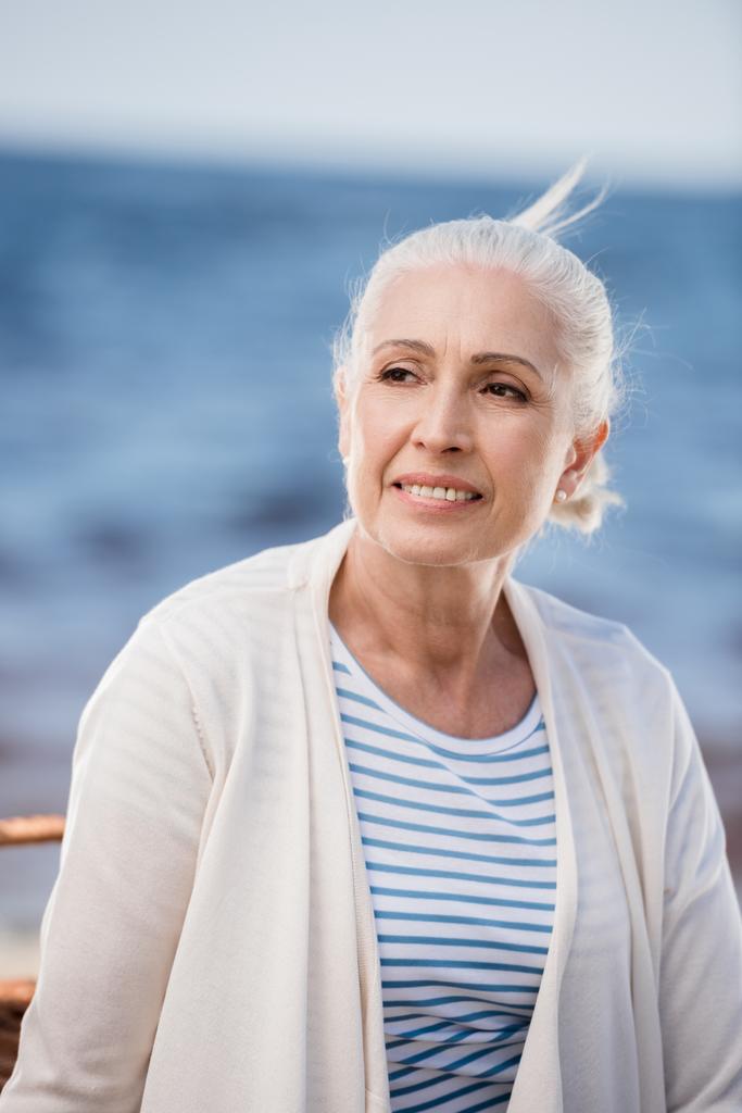 Mujer mayor a orillas del río
  - Foto, Imagen