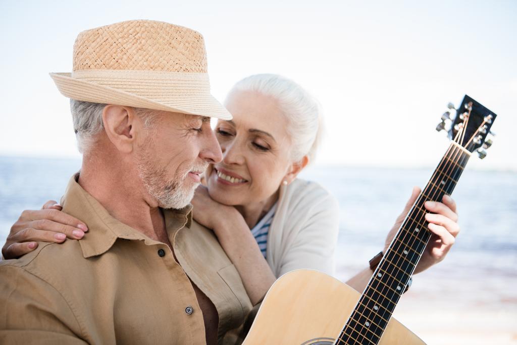 пожилая пара с гитарой
  - Фото, изображение