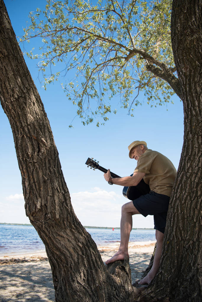Uomo anziano con chitarra
  - Foto, immagini