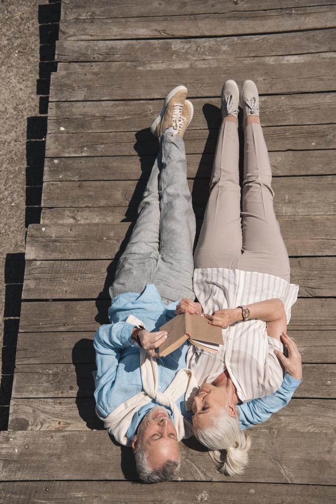 Ανώτερος ζευγάρι ανάγνωση βιβλίων στο πεζοδρόμιο - Φωτογραφία, εικόνα