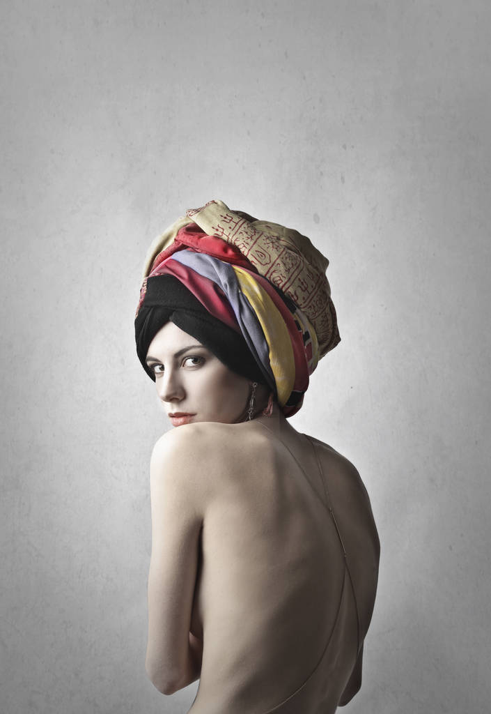 Kobieta bez koszuli w kolorowy turban - Zdjęcie, obraz