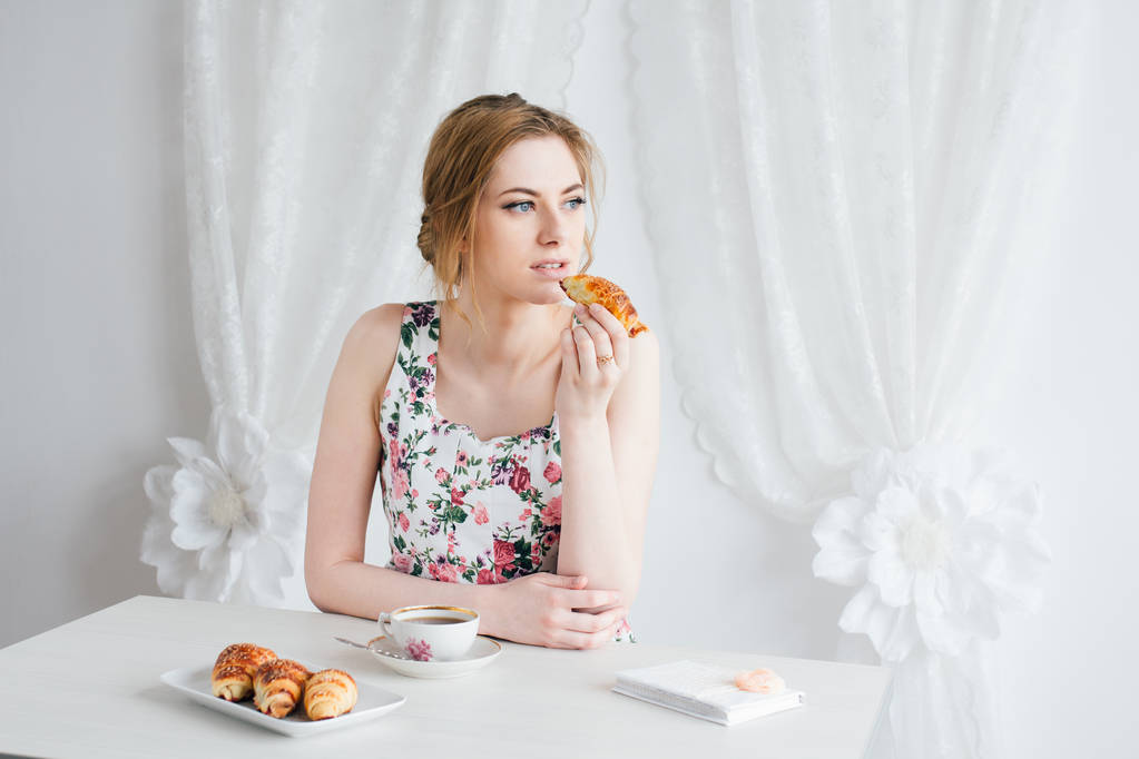 Žena s snídaně s čajem a čerstvé croissanty domácí - Fotografie, Obrázek