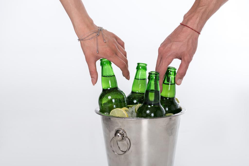 Wiadro pełne lodu i piwo w butelkach  - Zdjęcie, obraz