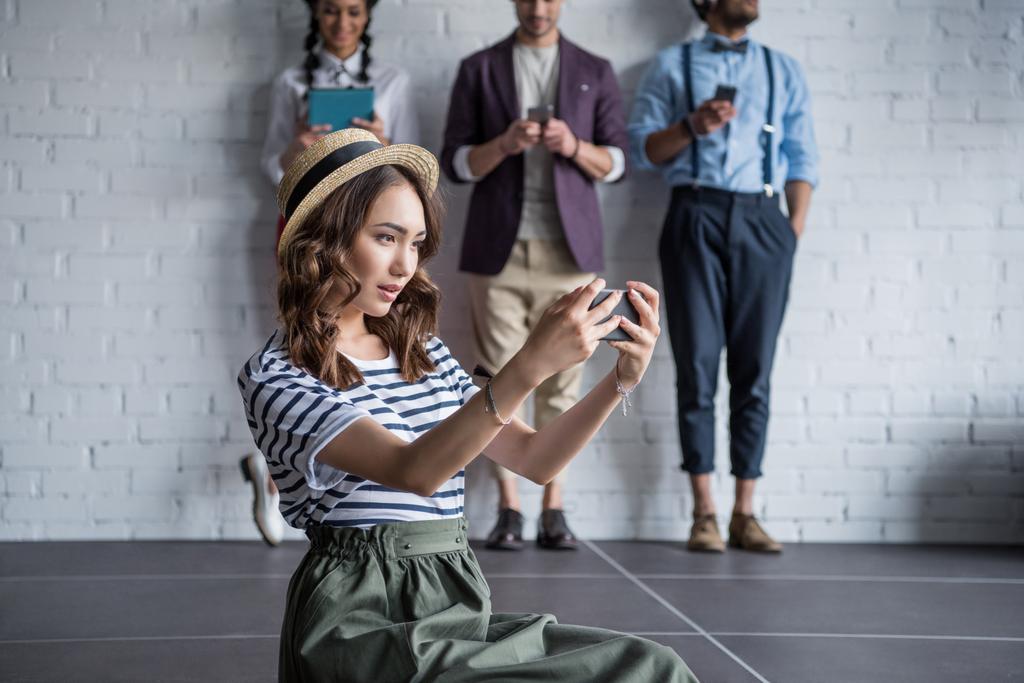 mulher elegante tomando selfie no smartphone
 - Foto, Imagem