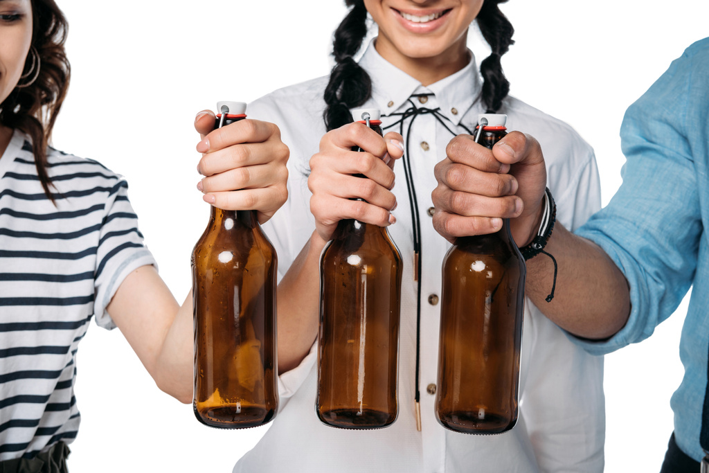 молодые люди держат пустые бутылки
 - Фото, изображение