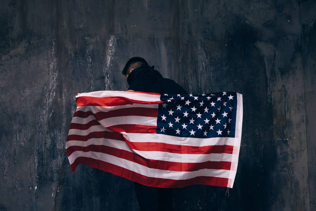 Πετώντας σημαίας ΗΠΑ και αγνώριστος ο άνθρωπος - Φωτογραφία, εικόνα