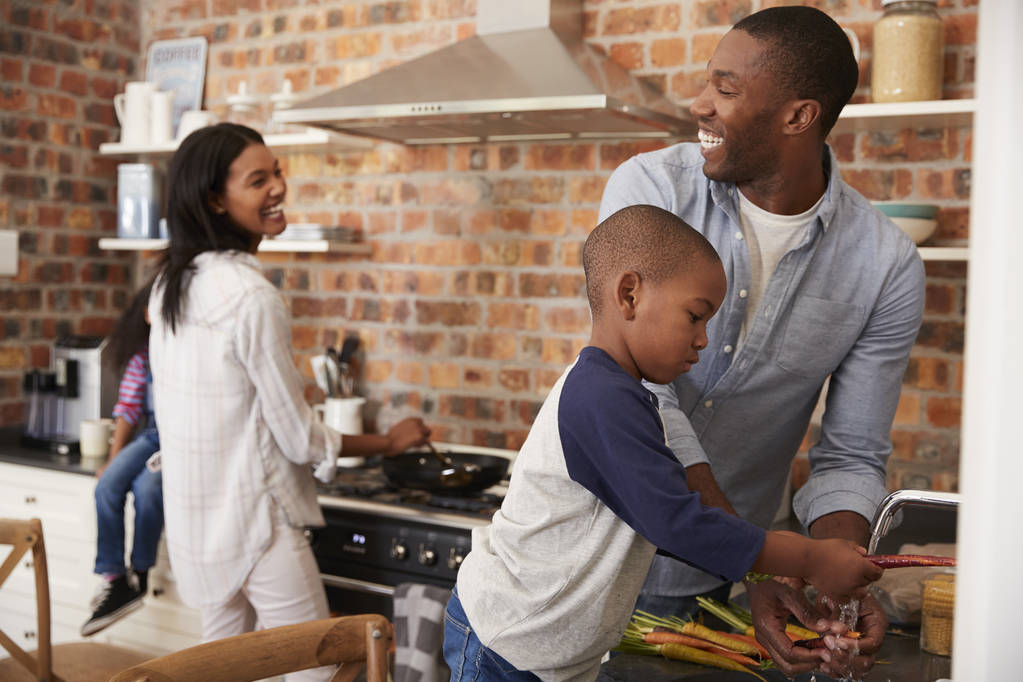 Дети, помогающие родителям на кухне
 - Фото, изображение