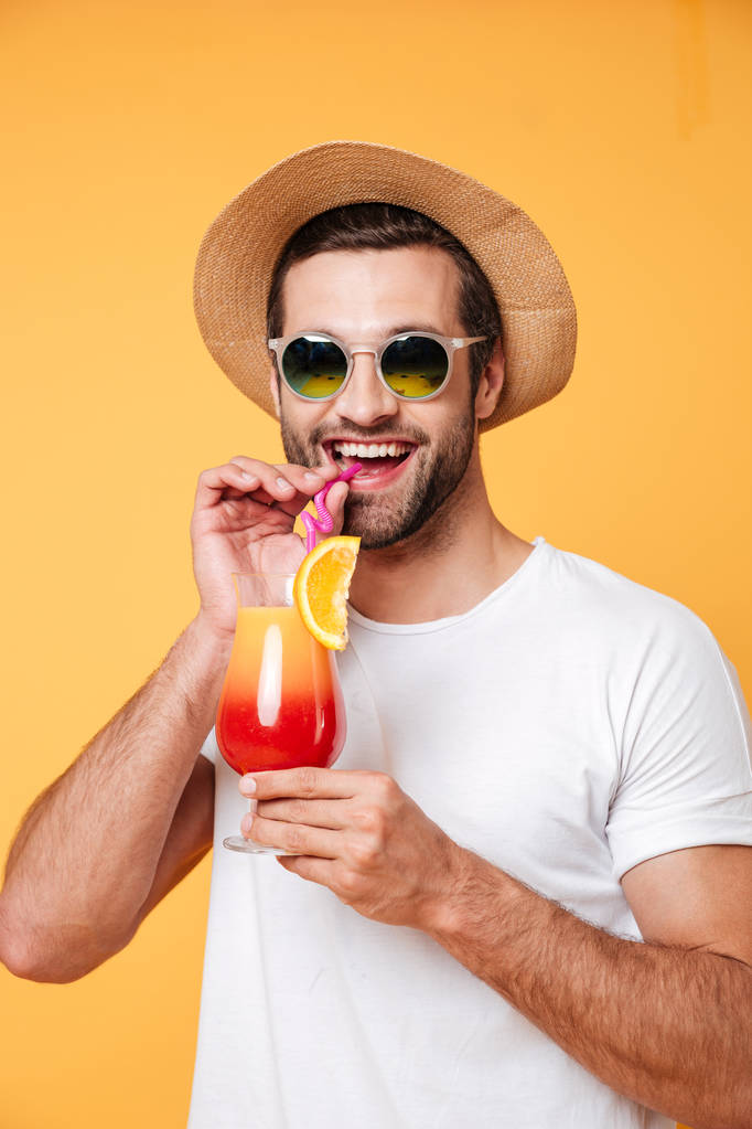 Чоловік в сонцезахисних окулярах тримає коктейль
 - Фото, зображення