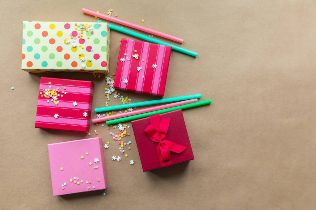 Caixas de presente de feriados no fundo de papel artesanal para o dia da mãe, Natal, aniversário
 - Foto, Imagem
