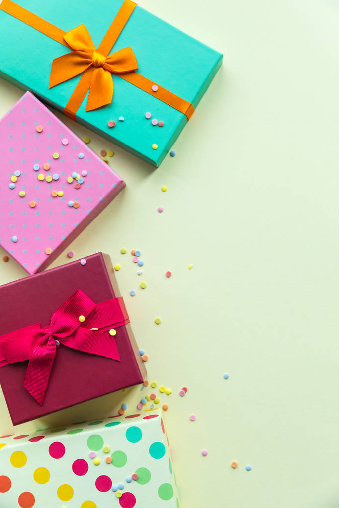 Dovolená dárkové krabice na pastelové mátové pozadí pro Den matek, Vánoce, narozeninová oslava - Fotografie, Obrázek