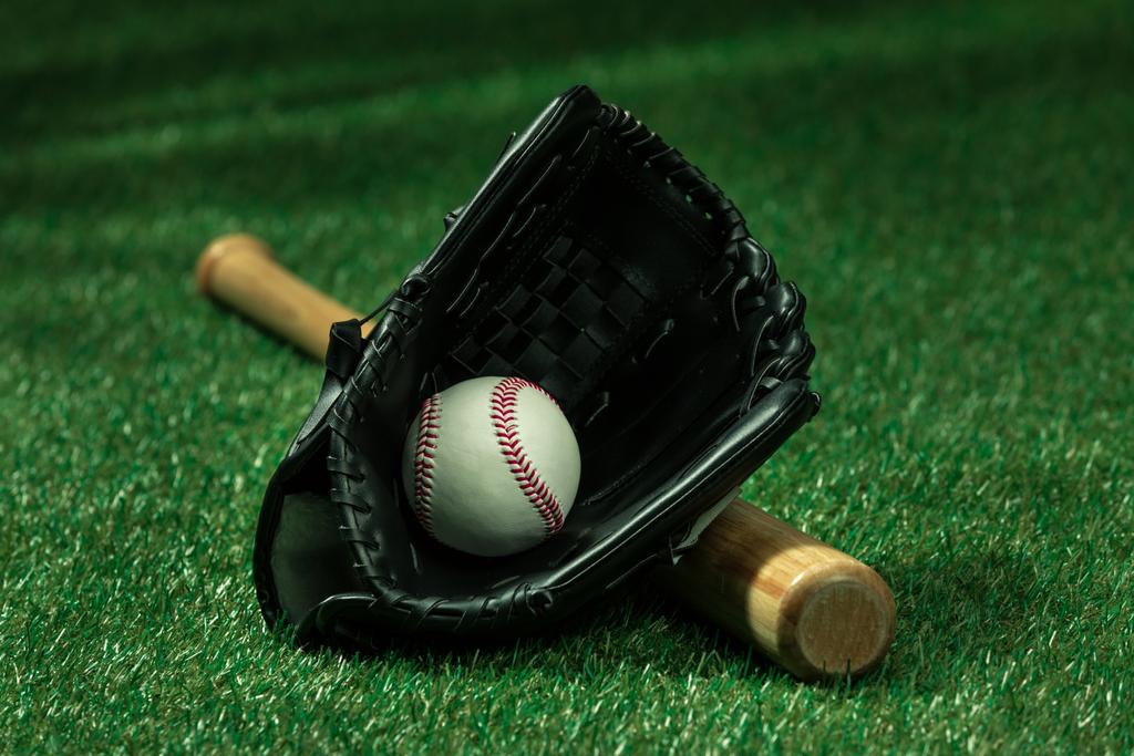 Baseball ütő, kesztyű és a labda - Fotó, kép