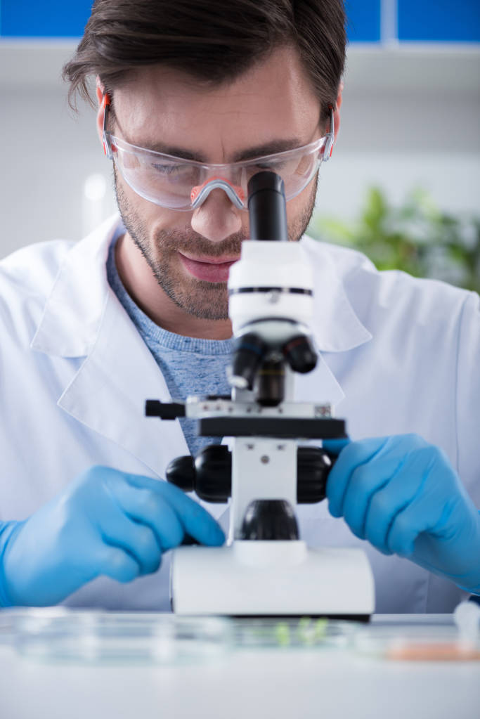 Científico masculino en laboratorio
 - Foto, Imagen