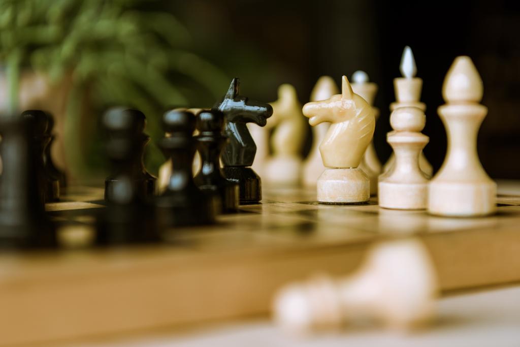 Ιππότες κομμάτια σκάκι σε σκακιέρα - Φωτογραφία, εικόνα