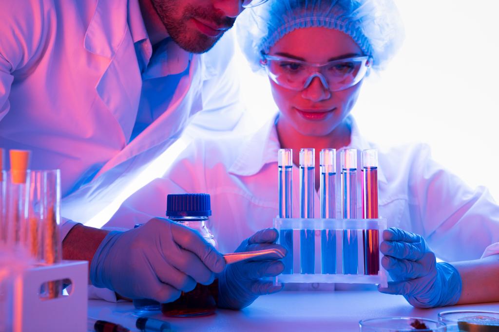 Científicos durante el trabajo en laboratorio
  - Foto, Imagen