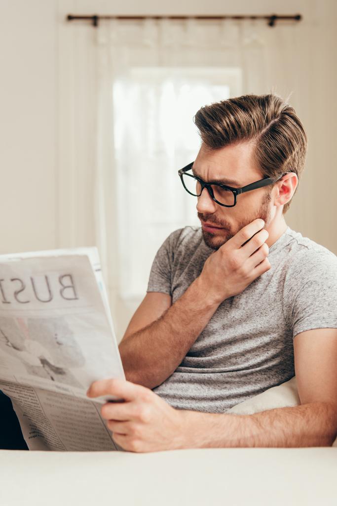 Hombre leyendo el periódico en casa - Foto, Imagen