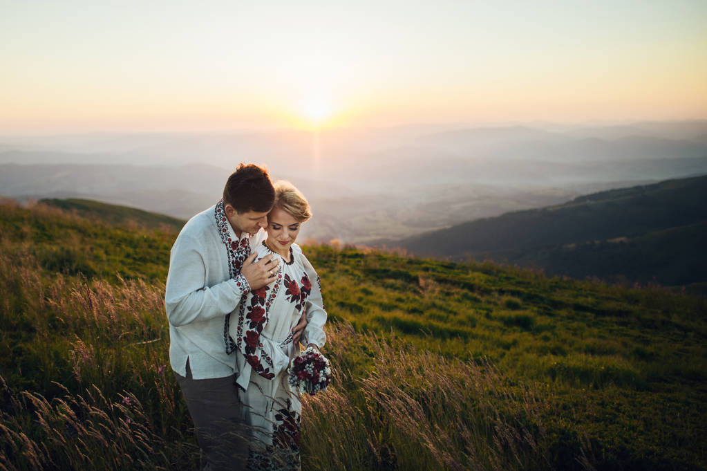 couple heureux posant à la montagne
 - Photo, image