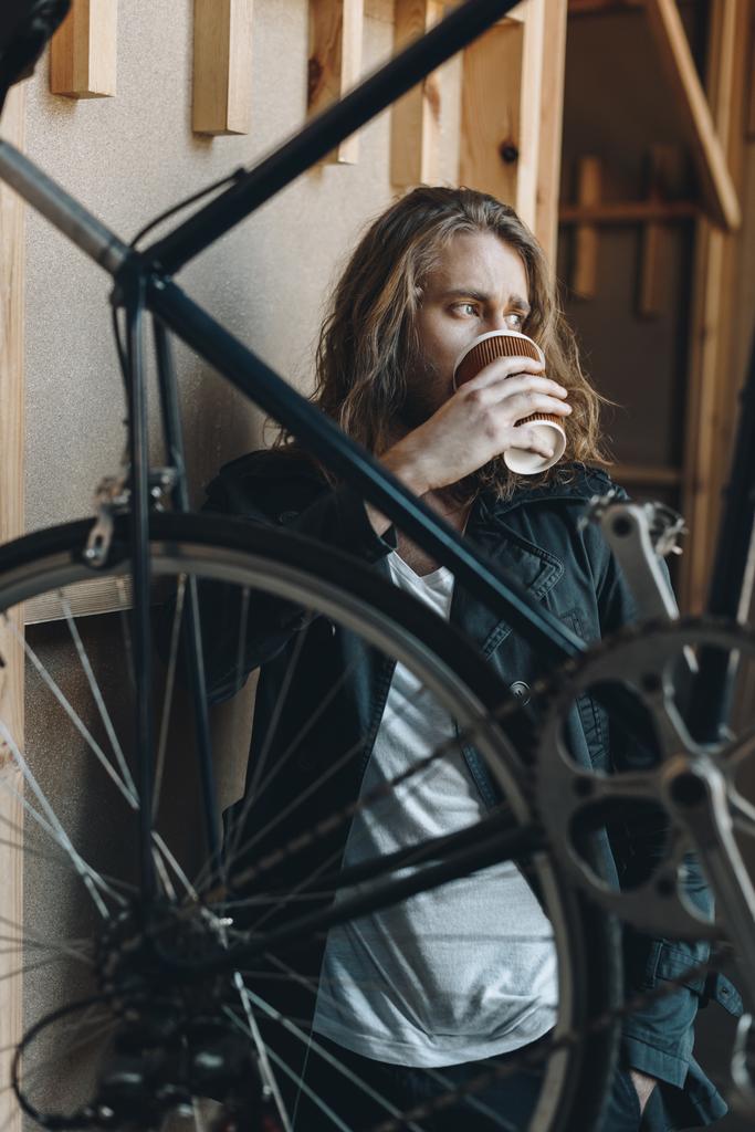 jonge man die koffie drinkt  - Foto, afbeelding