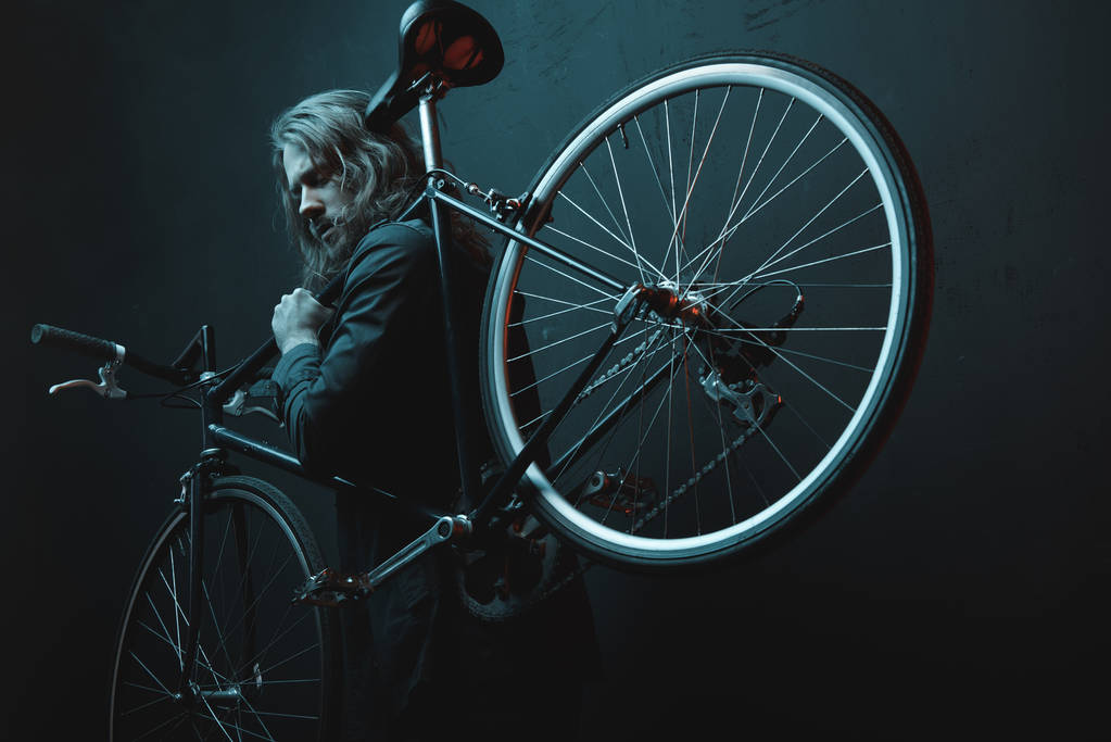 Jeune homme avec vélo  - Photo, image