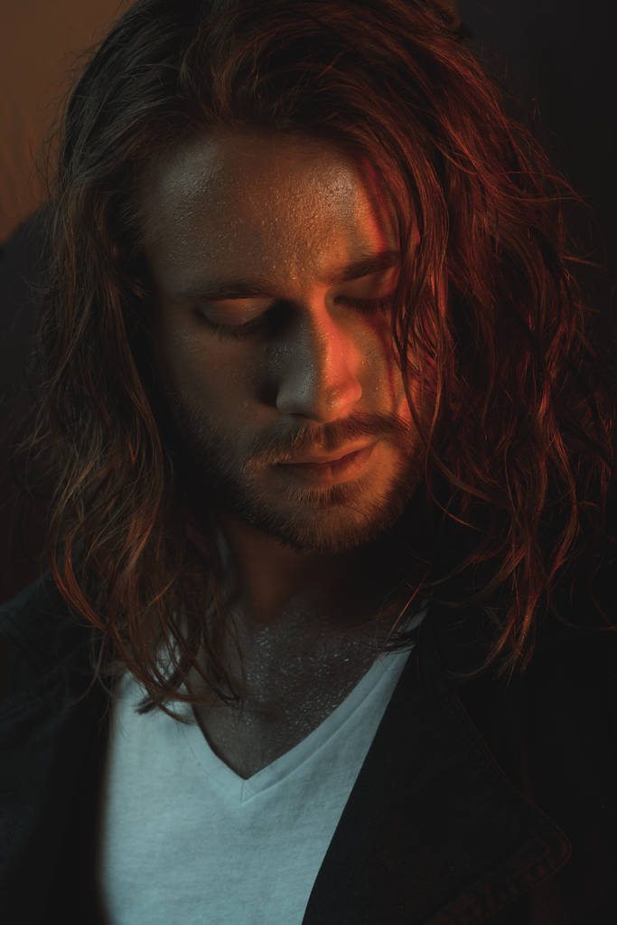 Szép hosszú hajú férfi  - Fotó, kép