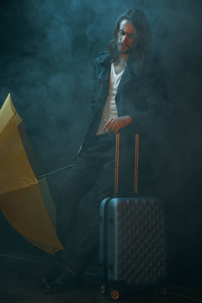 νεαρός άνδρας με βαλίτσα  - Φωτογραφία, εικόνα
