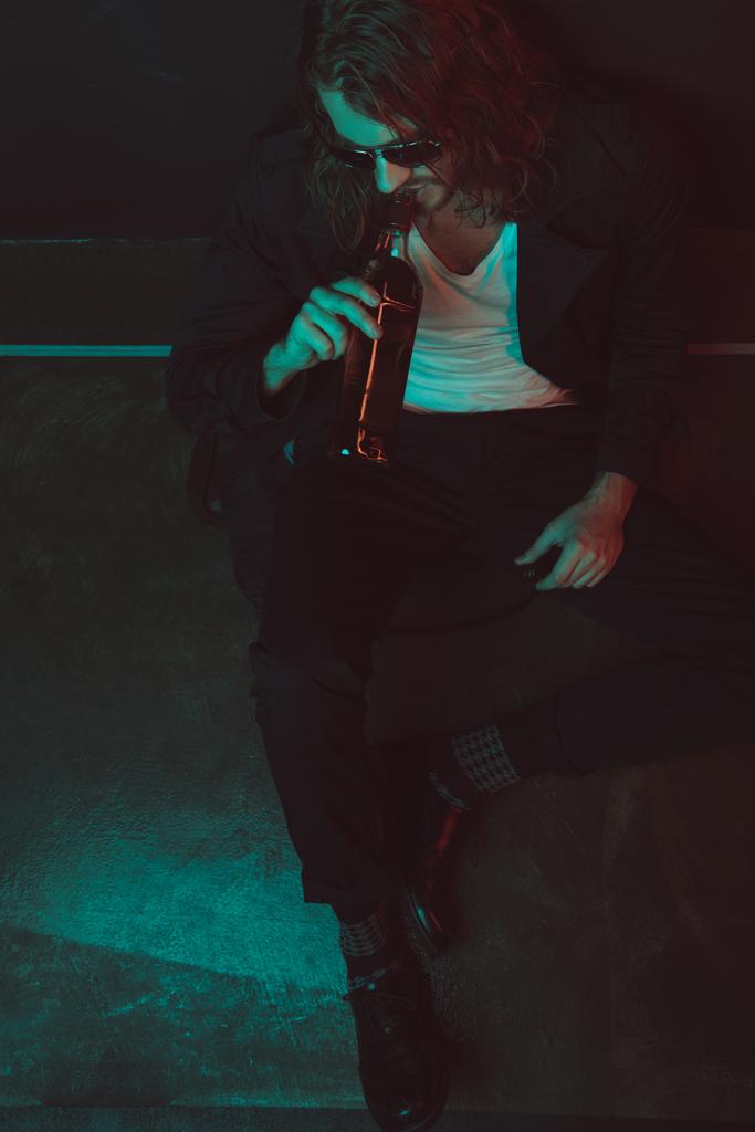 Alkoholiker mit Sonnenbrille trinkt Alkohol aus Flasche - Foto, Bild