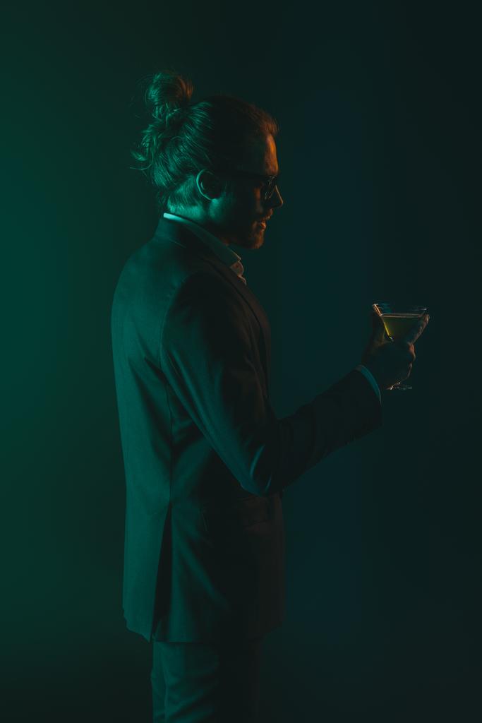 άνδρας στο σμόκιν που κρατά ποτήρι κοκτέιλ - Φωτογραφία, εικόνα