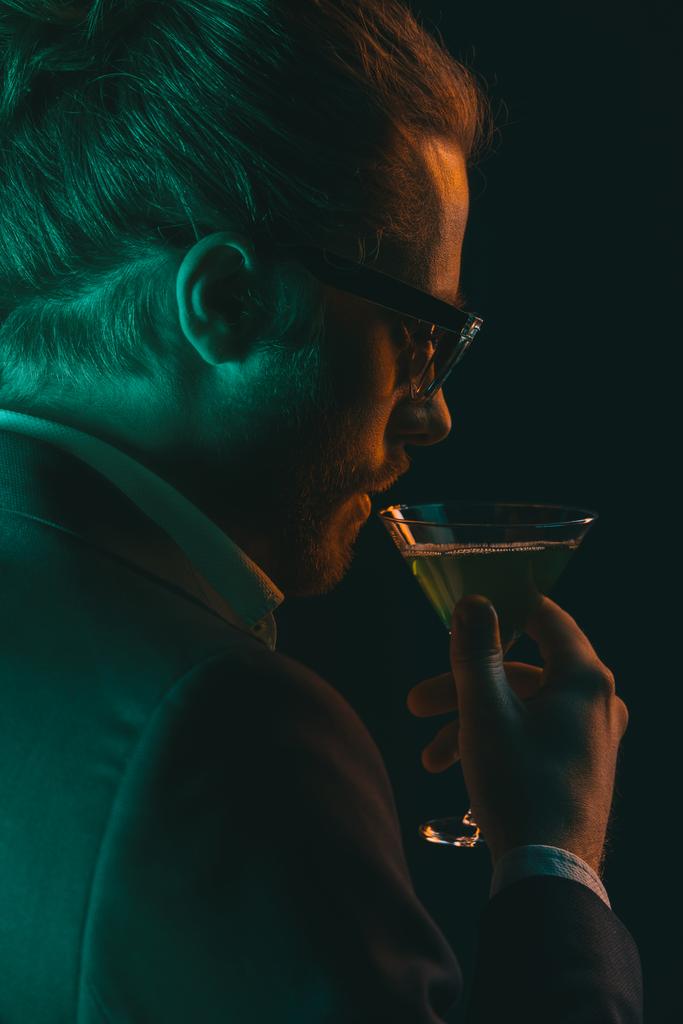 элегантный мужчина пьет коктейль из стекла
 - Фото, изображение