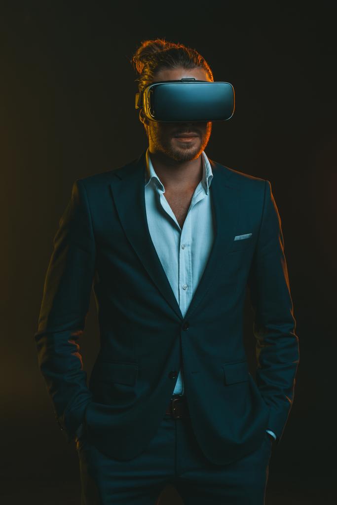 Homme utilisant casque de réalité virtuelle
 - Photo, image