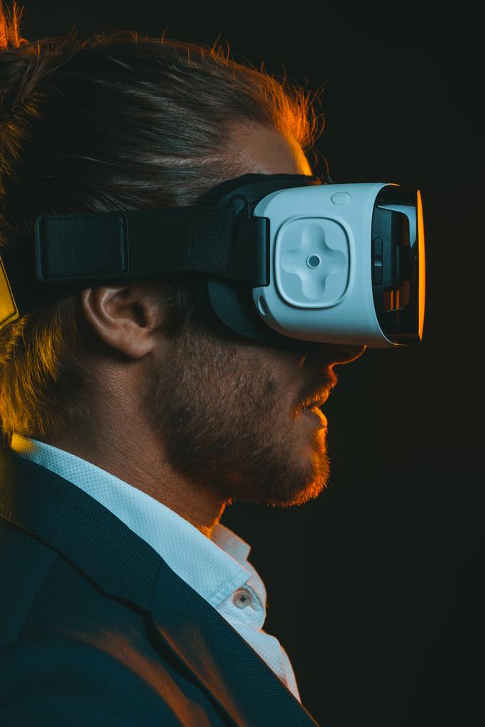 Uomo utilizzando cuffie realtà virtuale
 - Foto, immagini