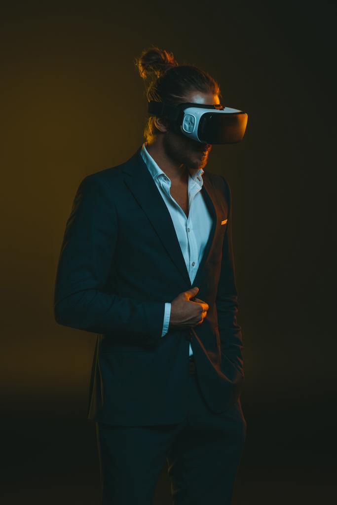 Ο άνθρωπος που χρησιμοποιούν σετ κεφαλής εικονικής πραγματικότητας - Φωτογραφία, εικόνα