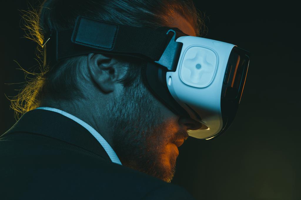 Homme utilisant casque de réalité virtuelle
 - Photo, image