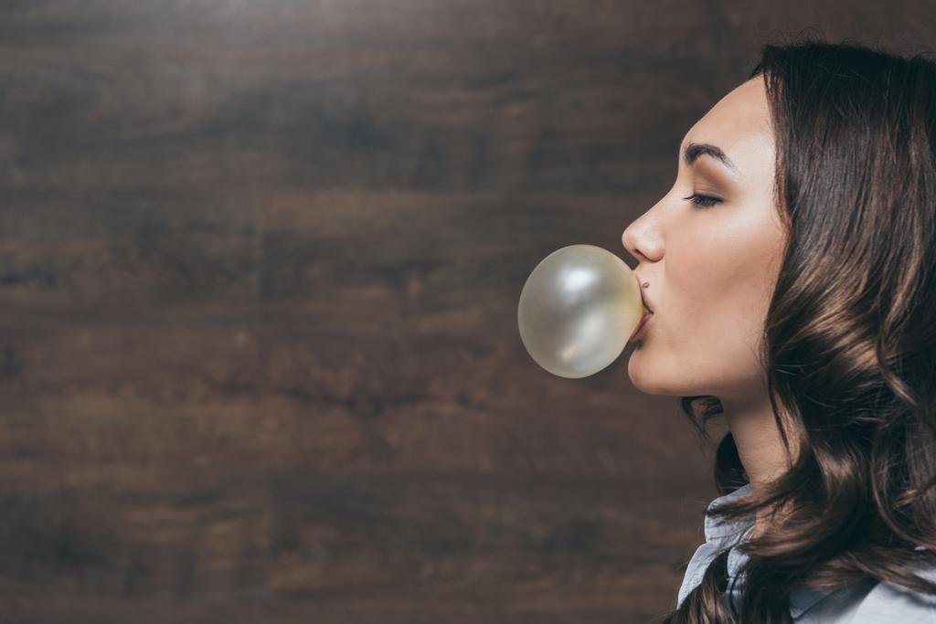 Giovane donna con gomma da masticare
  - Foto, immagini