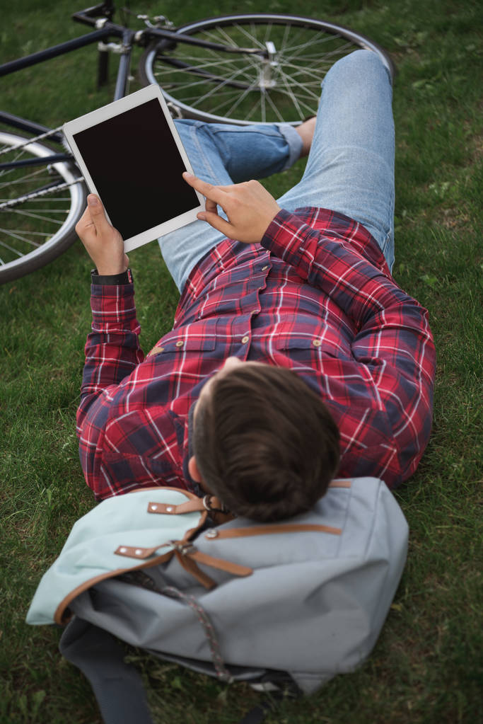 Hombre relajante con tableta digital
  - Foto, Imagen