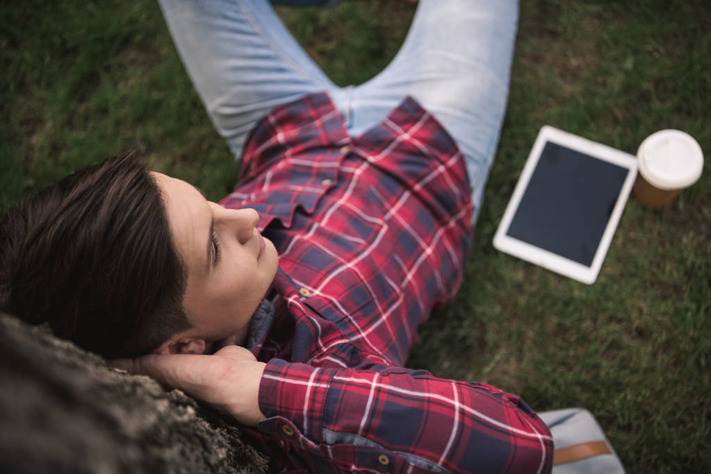 Mann entspannt sich mit digitalem Tablet  - Foto, Bild