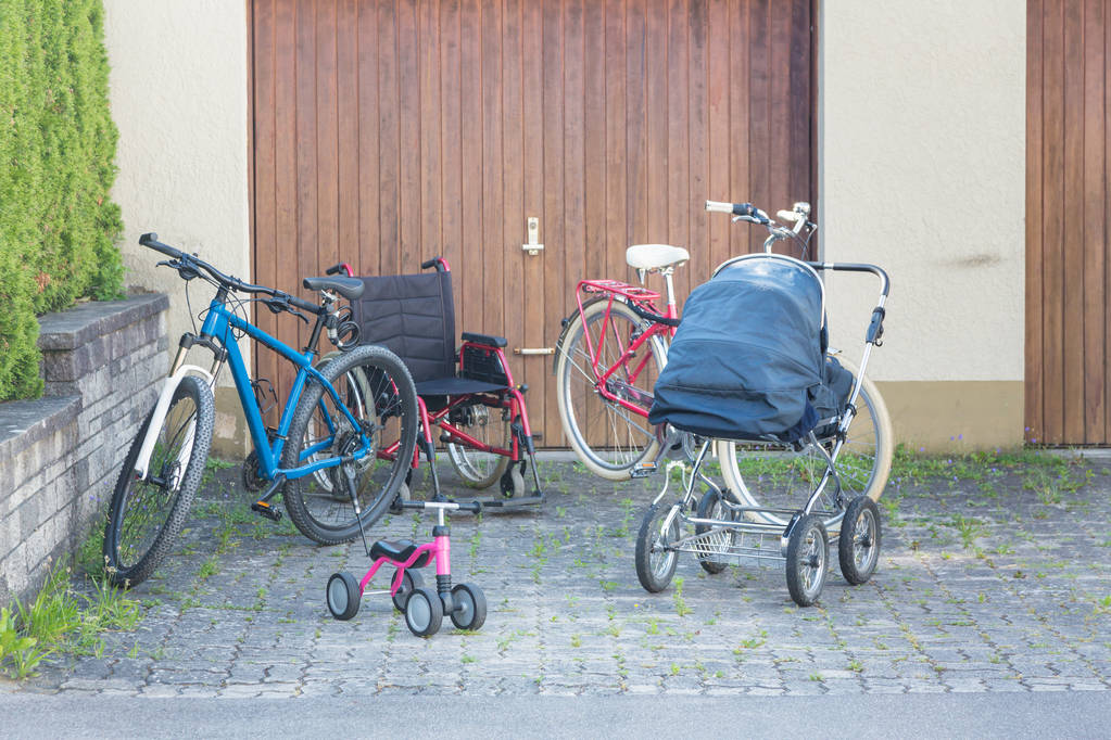 Bir multi-generation-aile kavramı atış Bisiklet ve tekerlekli sandalye kullanma - Fotoğraf, Görsel