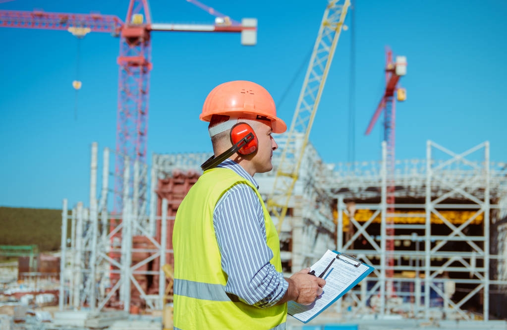 Портрет инженера-мужчины на фоне строительной площадки
 - Фото, изображение