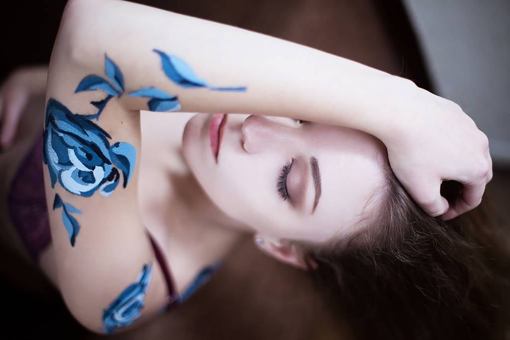 Meisje in lingerie met blauwe rozen body art schilderen - Foto, afbeelding