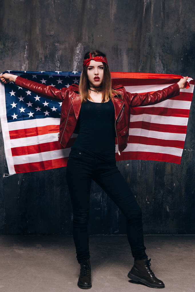 Το κορίτσι της μόδας με σημαία των ΗΠΑ πίσω από την πλάτη - Φωτογραφία, εικόνα