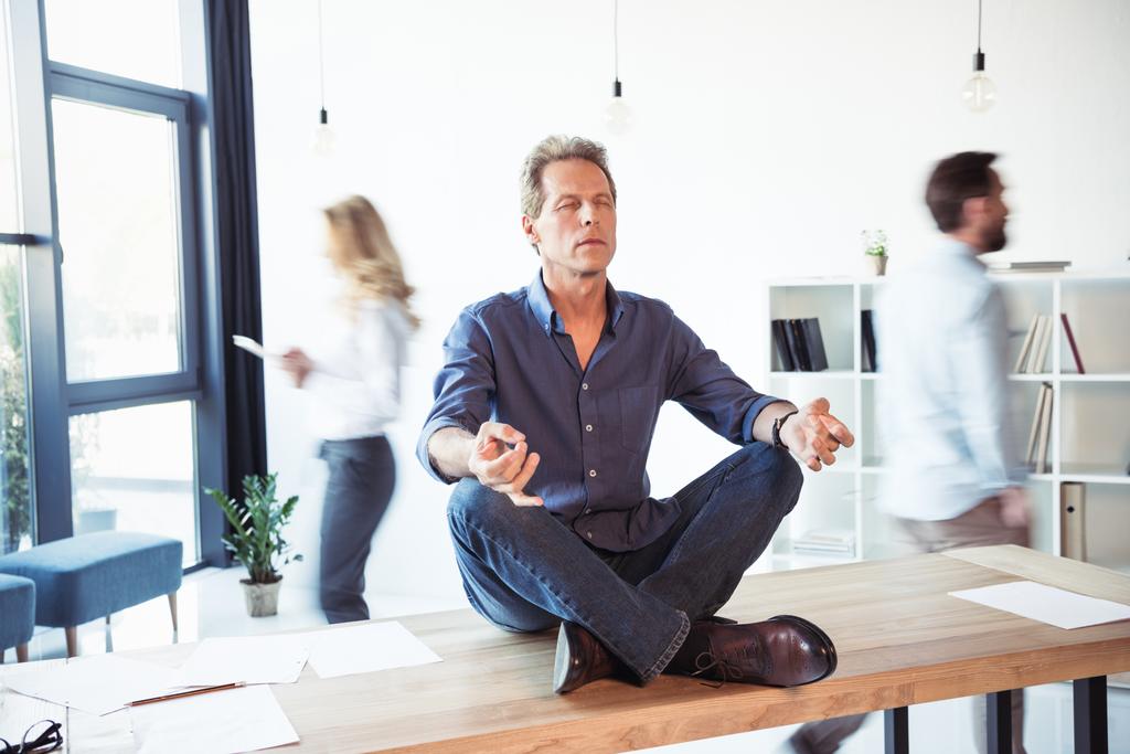 Бизнесмен медитирует в офисе
  - Фото, изображение