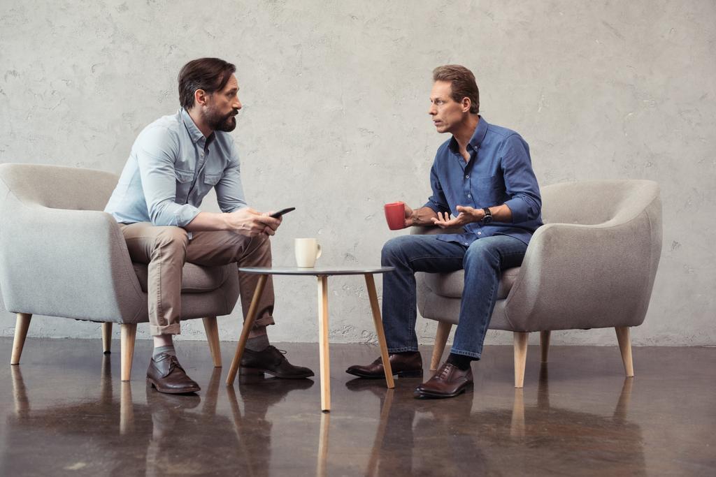 Casual zakenlieden praten op koffiepauze - Foto, afbeelding