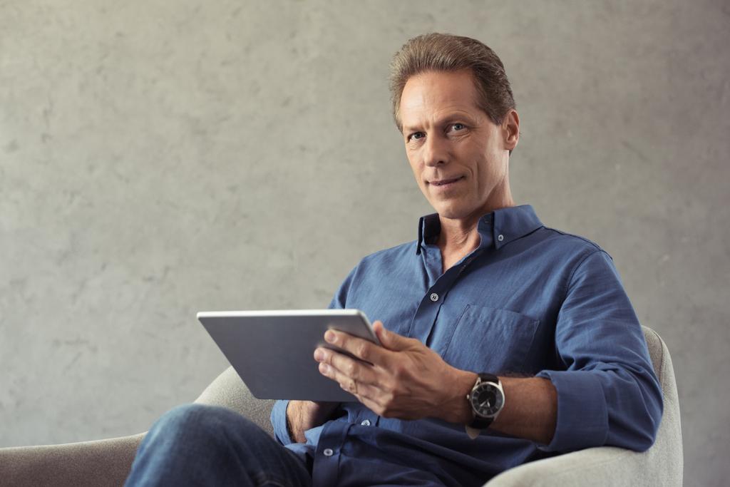 Reifer Mann mit digitalem Tablet - Foto, Bild