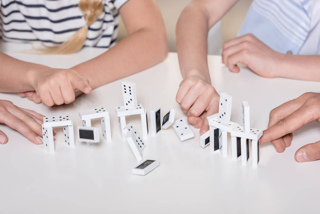 famille jouer avec des morceaux domino
 - Photo, image