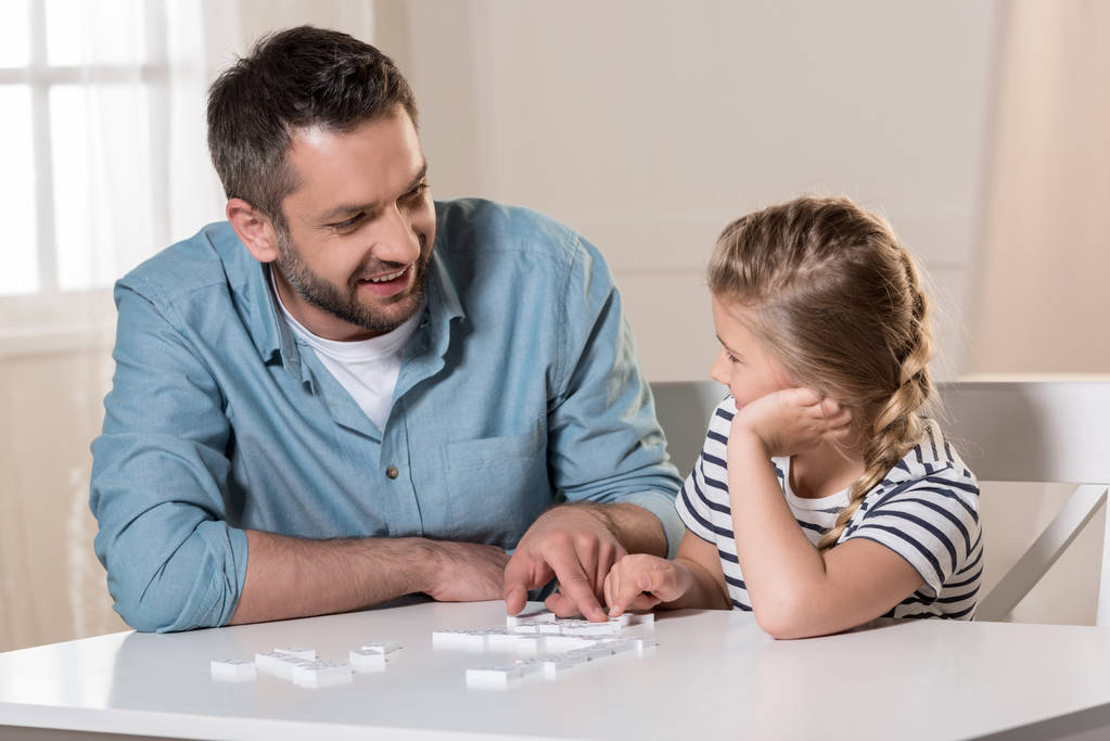 Mann spielt Domino mit Tochter - Foto, Bild