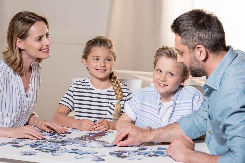Семья играет с головоломкой
  - Фото, изображение