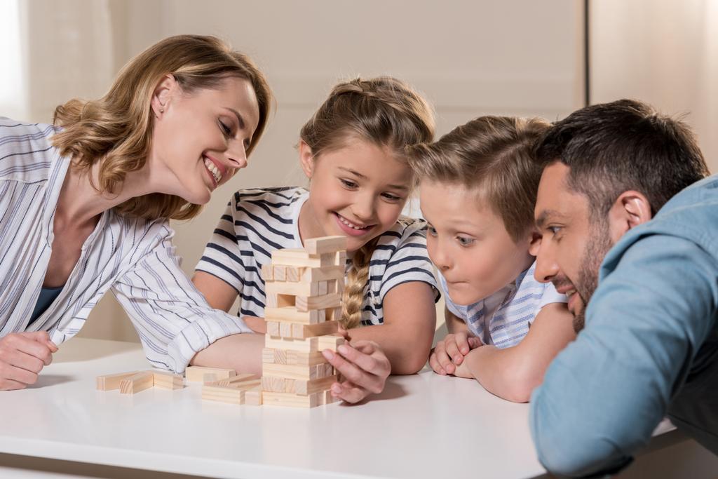 сім'я грає гру дженга
 - Фото, зображення