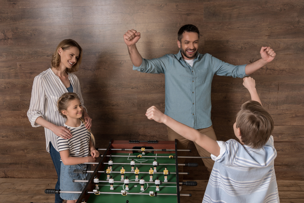 οικογένεια παίζουν επιτραπέζιο ποδοσφαιράκι μαζί - Φωτογραφία, εικόνα