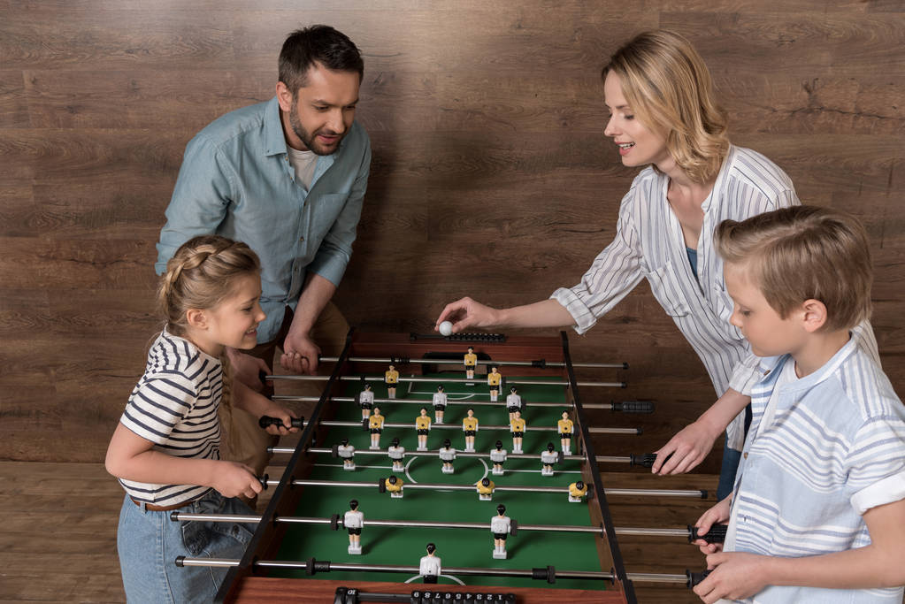 Familie spielt gemeinsam Fußball - Foto, Bild