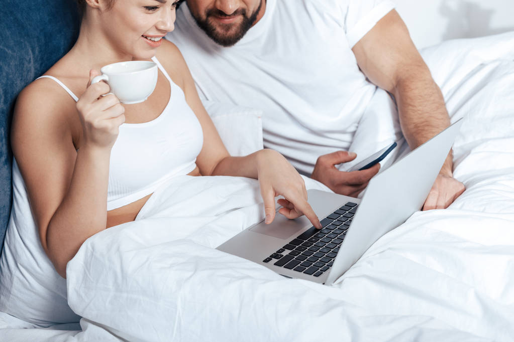 vrouw met laptop met vriendje - Foto, afbeelding