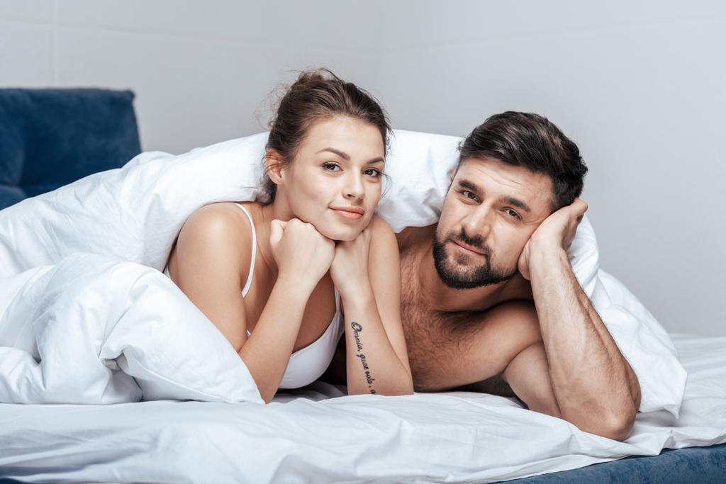 счастливая пара под одеялом
 - Фото, изображение