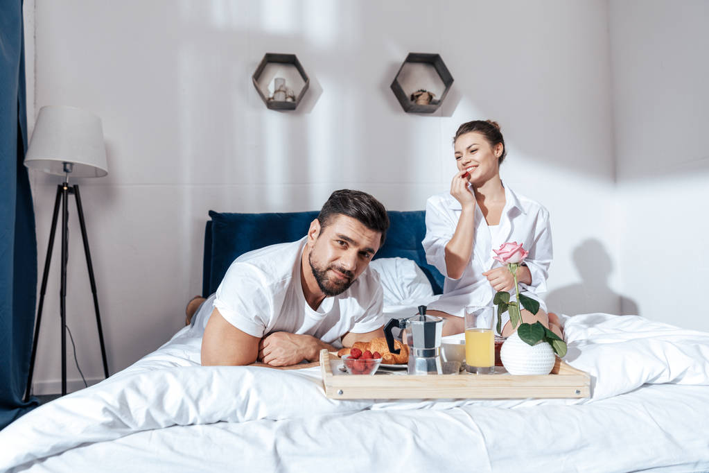 ベッドで朝食をとるカップル - 写真・画像